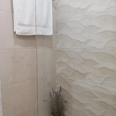 Apartment Neu Renoviertes, Huebsches Und Gemuetliches Mit Balkon Und Meerblick