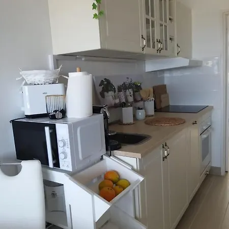 Neu Renoviertes, Huebsches Und Gemuetliches Mit Balkon Und Meerblick *