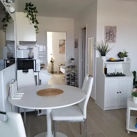 Neu Renoviertes, Huebsches Und Gemuetliches Mit Balkon Und Meerblick Apartment